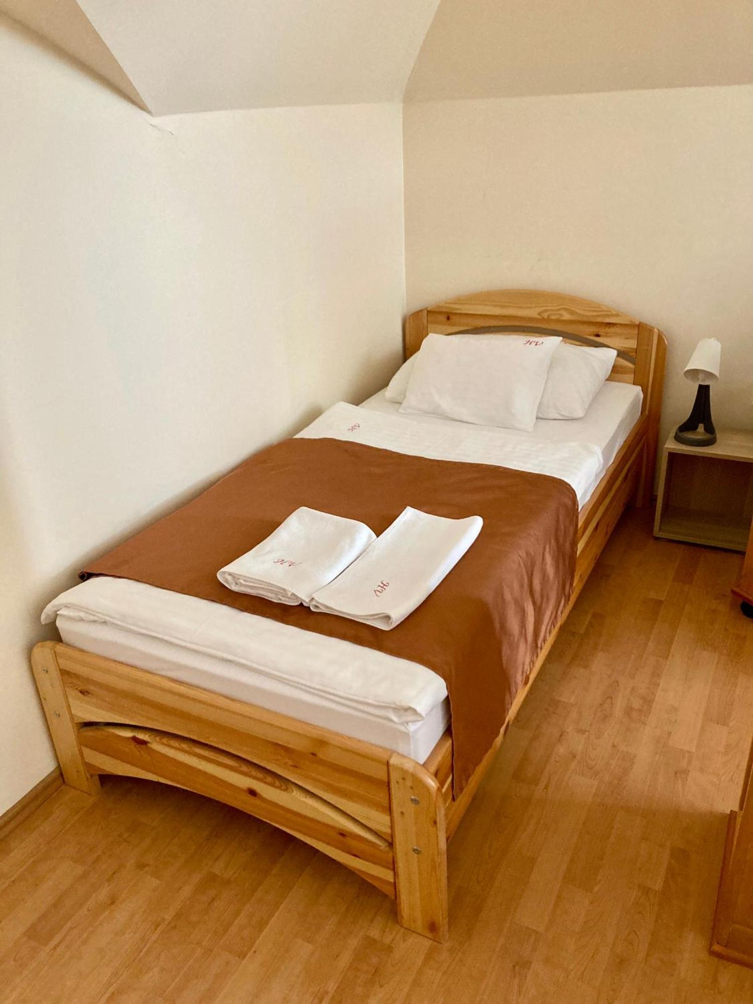 Het Vezer Apartmanhotel Komárom Rom bilde
